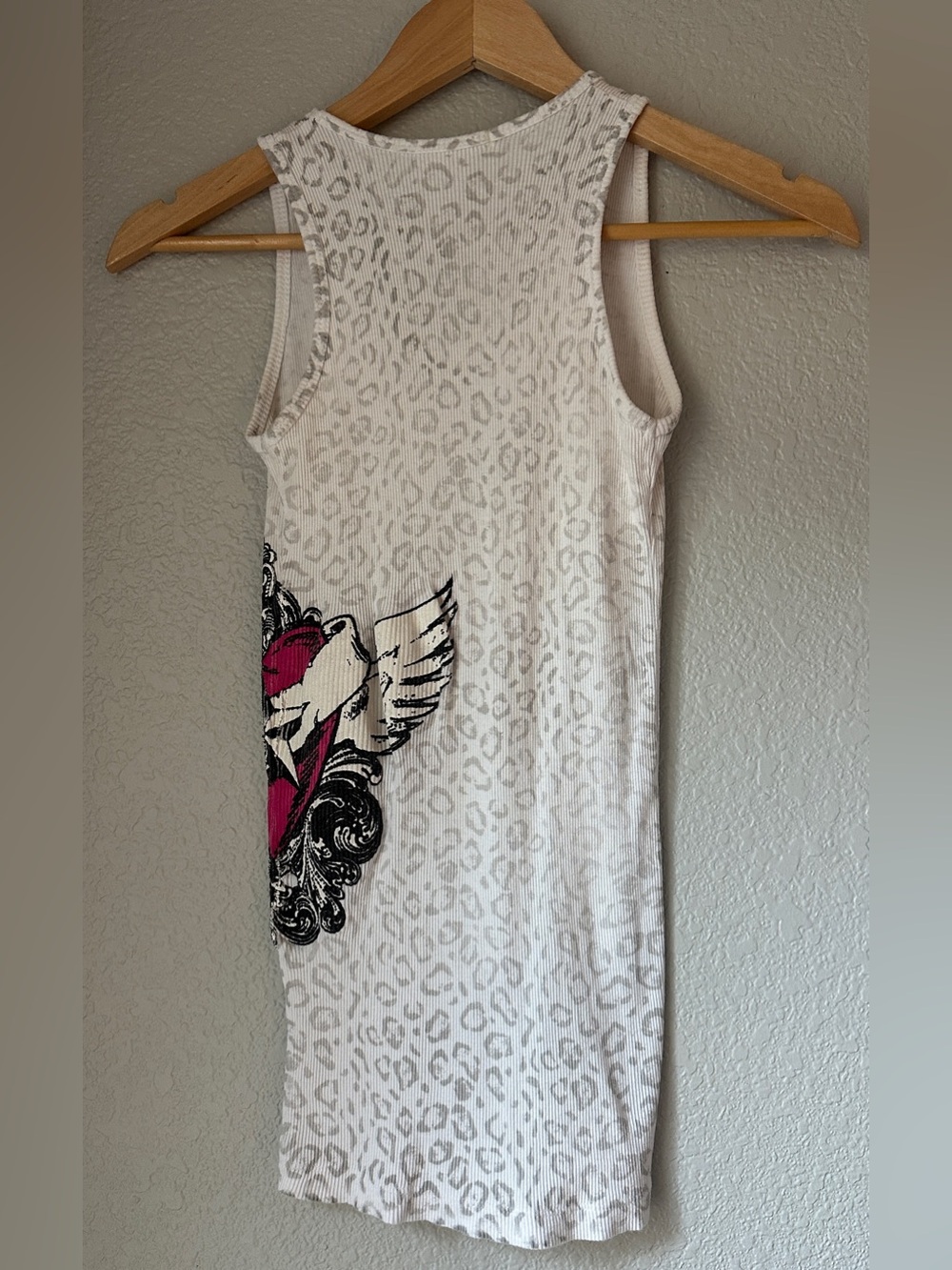 Zenana Outfitters White Leopard-Print Tank with Pink Wing Graphic - Size S - Picture 2 of 7